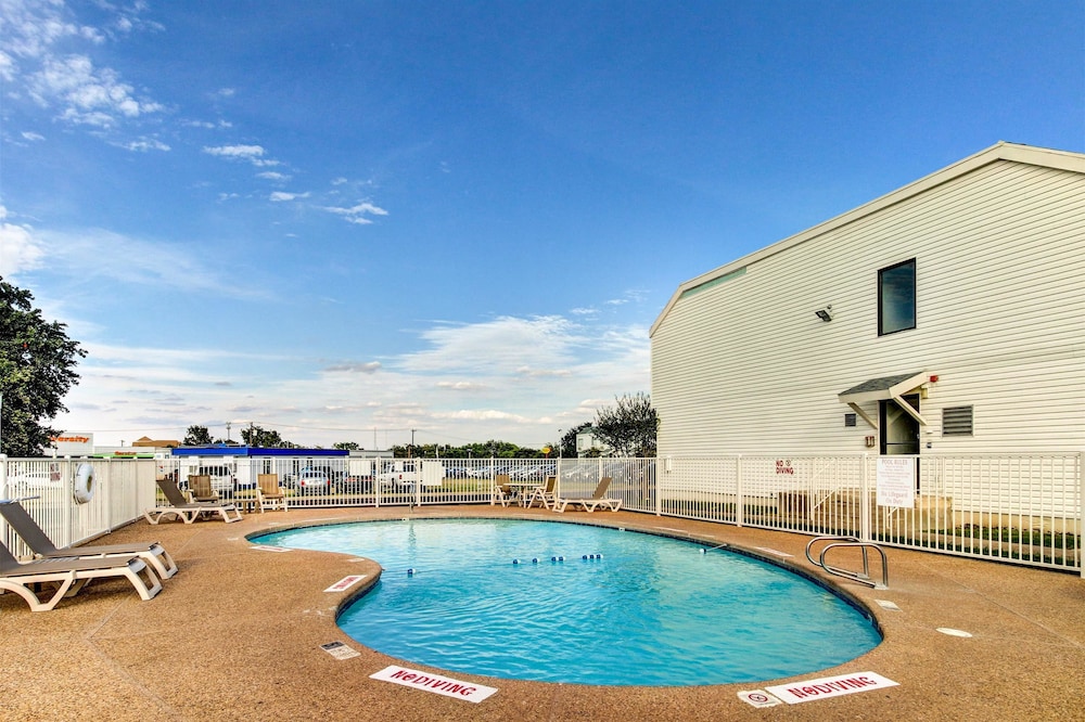 Pet Friendly Motel 6 Waco South in Waco, Texas