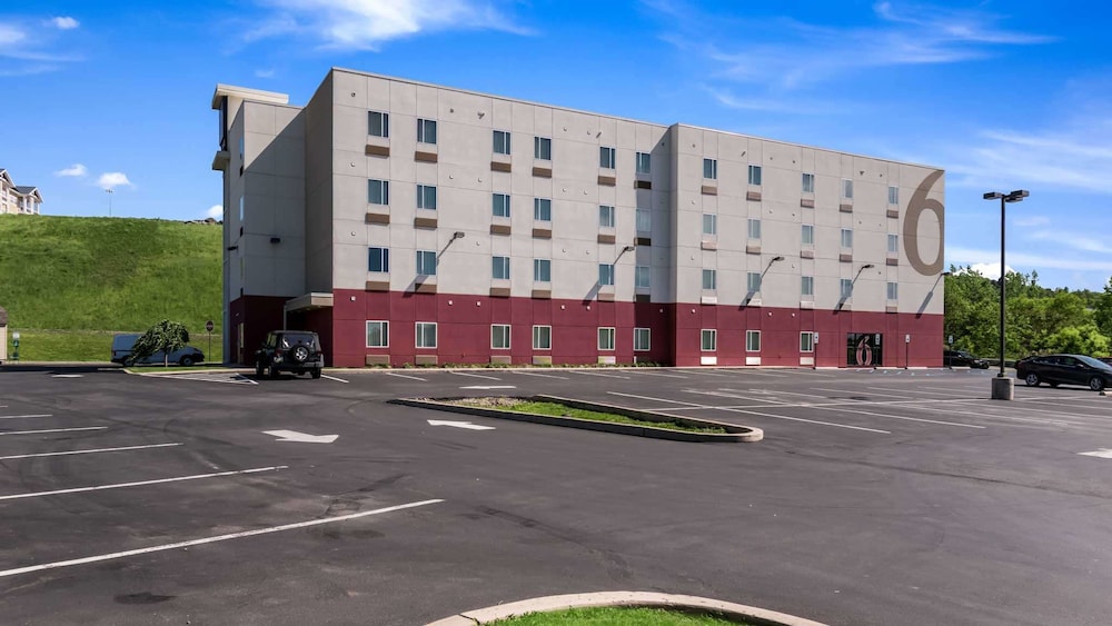 Pet Friendly Motel 6 Wilkes-Barre Arena in Wilkes-Barre, Pennsylvania