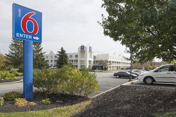 Pet Friendly Motel 6 Cleveland-Willoughby in Willoughby, Ohio