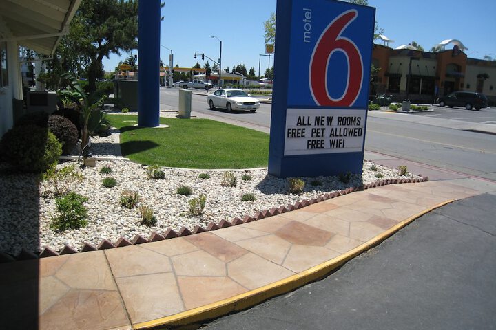 Pet Friendly Motel 6 Willows in Willows, California
