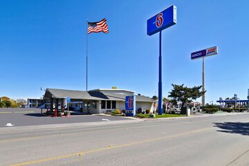 Pet Friendly Motel 6 Willows in Willows, California