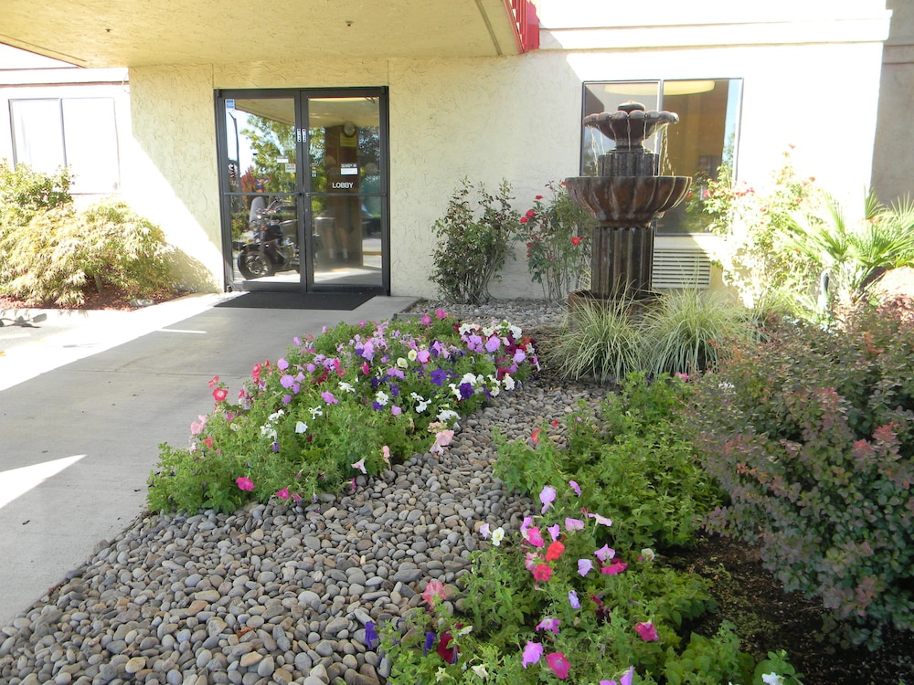 Pet Friendly Motel 6 Portland - Wilsonville in Wilsonville, Oregon