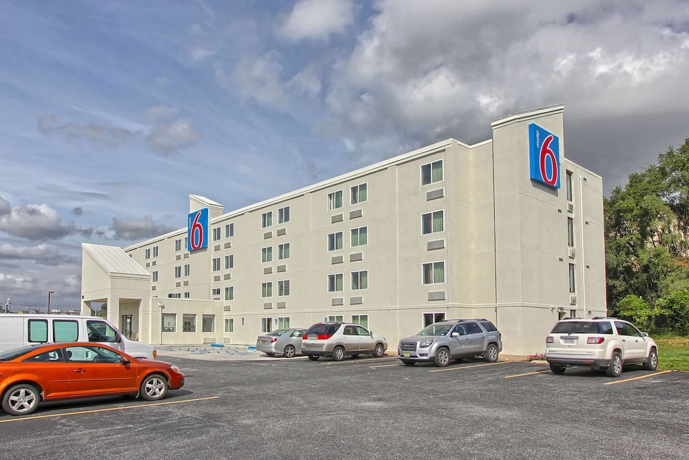 Pet Friendly Motel 6 York North in York, Pennsylvania