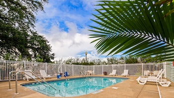 Pet Friendly Key West Inn Fairhope Al in Fairhope, Alabama