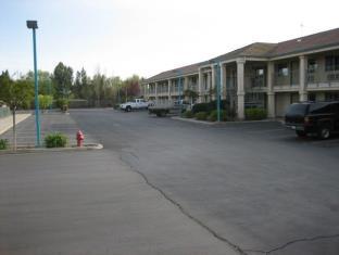 Pet Friendly Edgewater Inn Reedley in Reedley, California