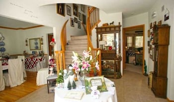 Pet Friendly Rogers Inn The Pines in Monument, Colorado