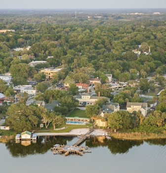 Pet Friendly Lakeside Inn in Mount Dora, Florida