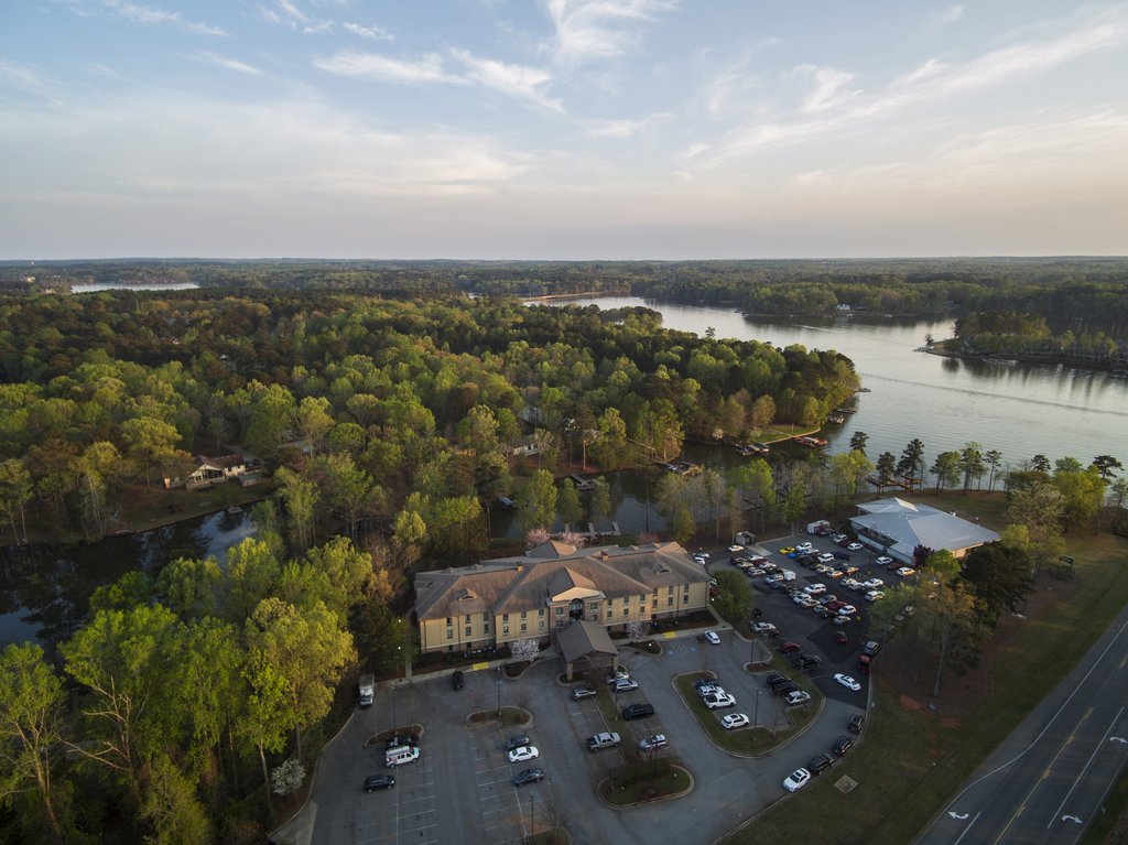 Pet Friendly The Lodge On Lake Oconee in Eatonton, Georgia