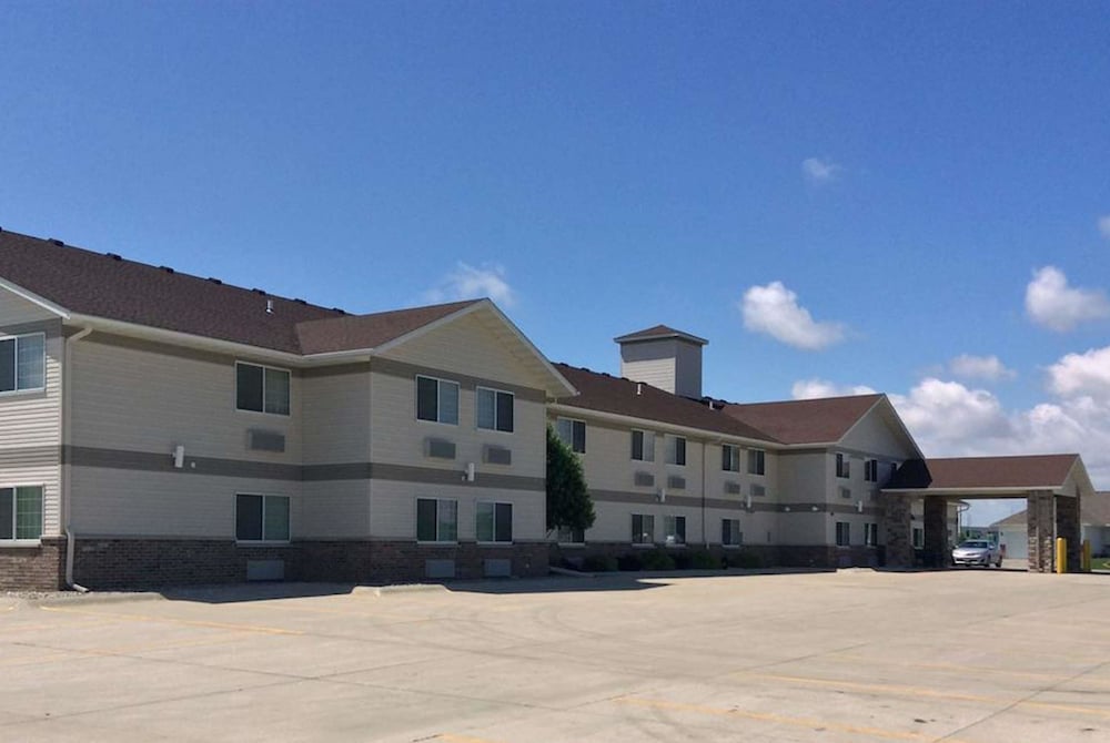 Pet Friendly Settle Inn & Suites Harlan in Harlan, Iowa