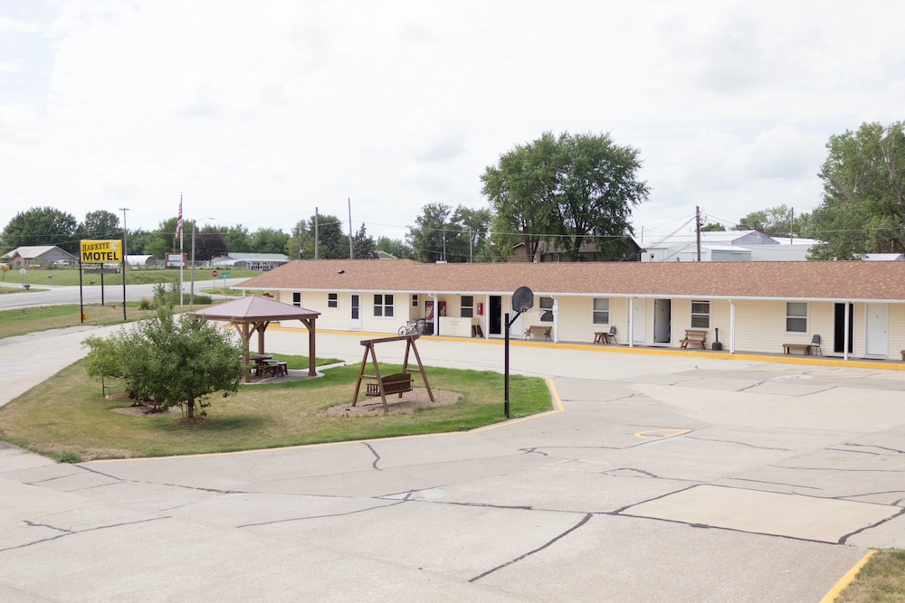 Pet Friendly Hawkeye Motel in Washington, Iowa