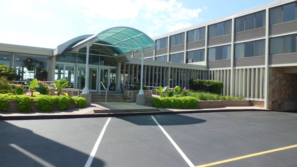Pet Friendly Illinois Beach Resort and Conference Center in Zion, Illinois