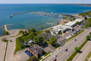 Pet Friendly Tawas Bay Beach Resort in East Tawas, Michigan