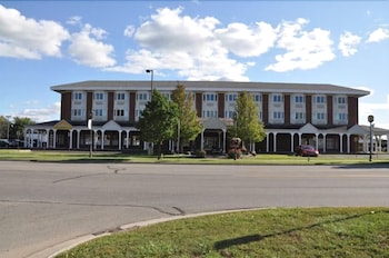 Pet Friendly The Comstock Inn and Conference Center in Owosso, Michigan