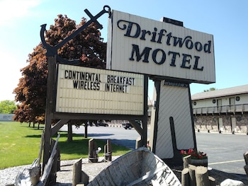 Pet Friendly Driftwood Motel in Rogers City, Michigan