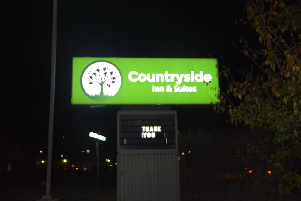 Pet Friendly Countryside Inn & Suites in Mount Orab, Ohio