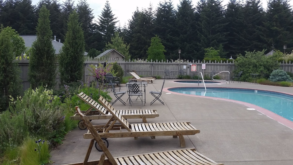 Pet Friendly Oregon Garden Resort in Silverton, Oregon