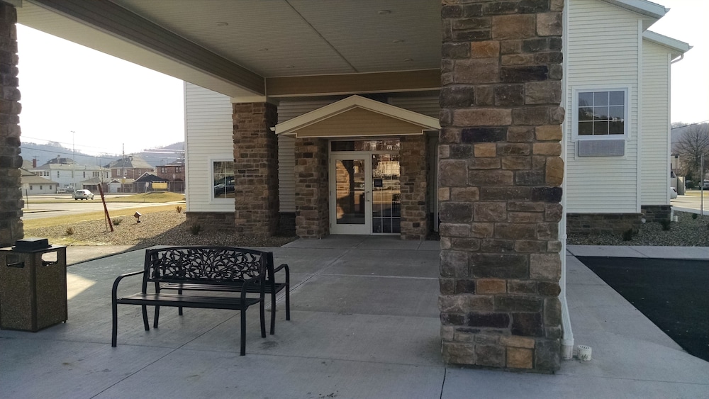 Pet Friendly Cobblestone Inn & Suites - Ambridge in Ambridge, Pennsylvania