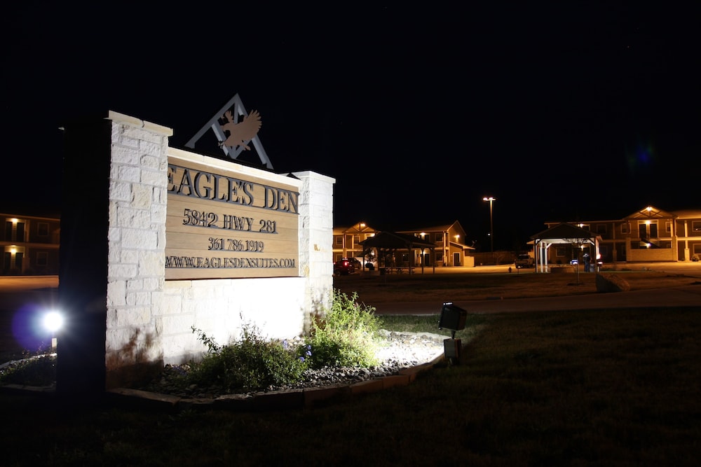 Pet Friendly Eagle's Den Suites at Carrizo Springs in Carrizo Springs, Texas