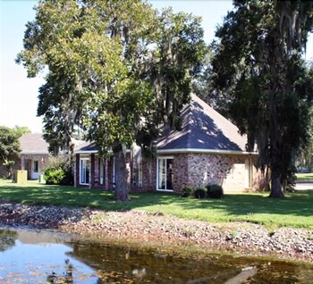 Pet Friendly Columbia Lakes Resort and Conference Center in West Columbia, Texas