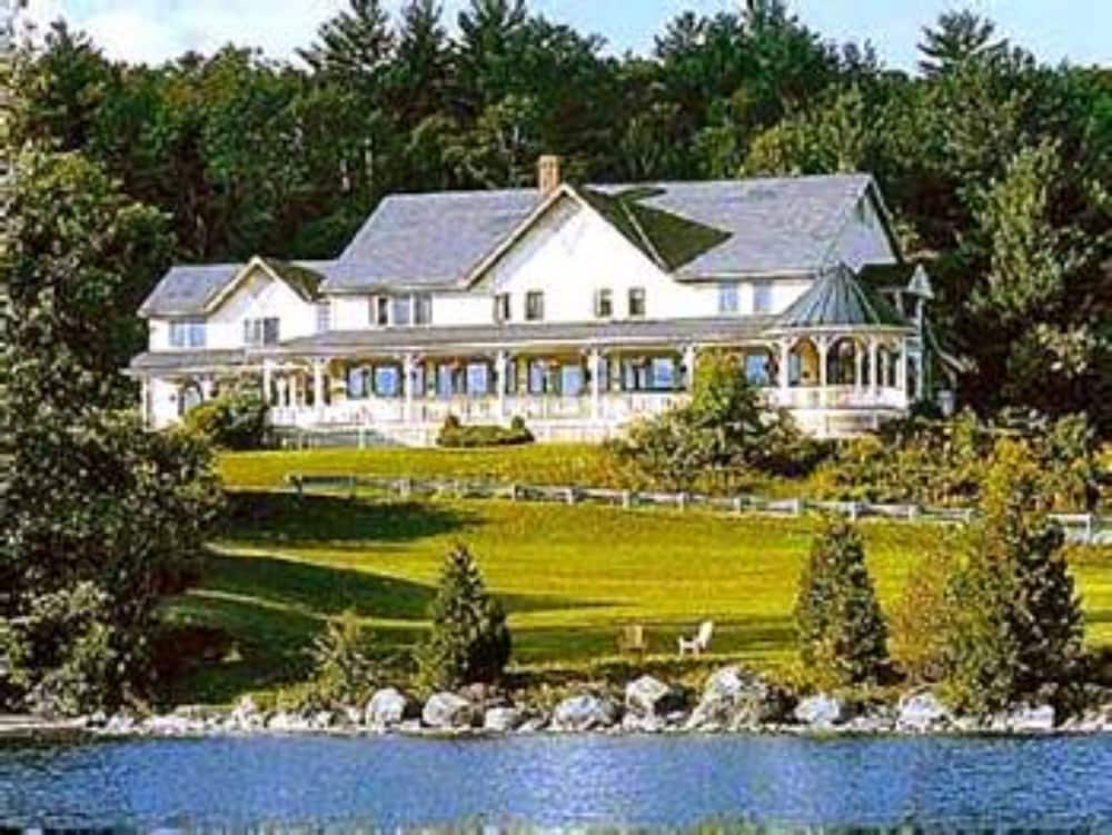 Pet Friendly Willoughvale Inn in Westmore, Vermont
