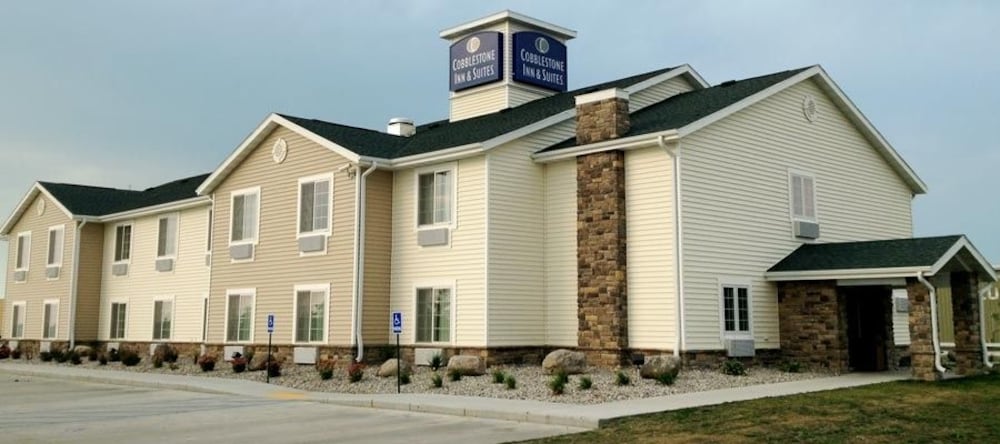 Pet Friendly Cobblestone Inn & Suites Durand in Durand, Wisconsin