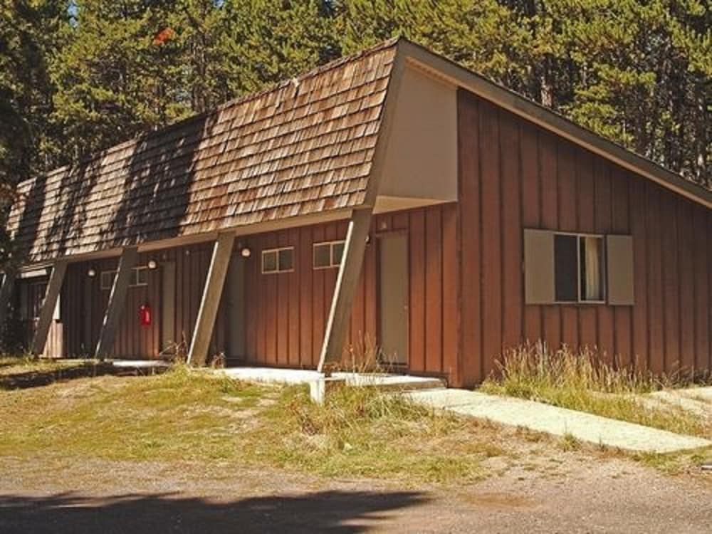 Pet Friendly Lake Lodge Cabins in Yellowstone National Park, Wyoming