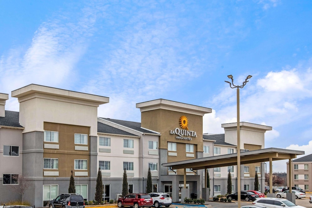 Pet Friendly La Quinta Inn & Suites Fayetteville in Fayetteville, Arkansas