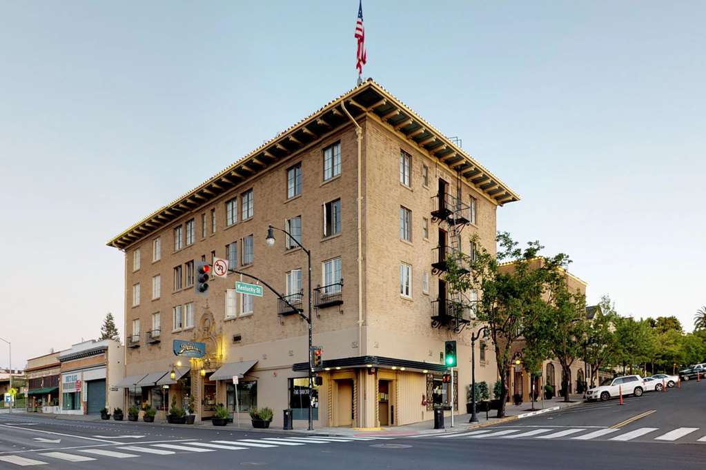 Pet Friendly Hotel Petaluma in Petaluma, California