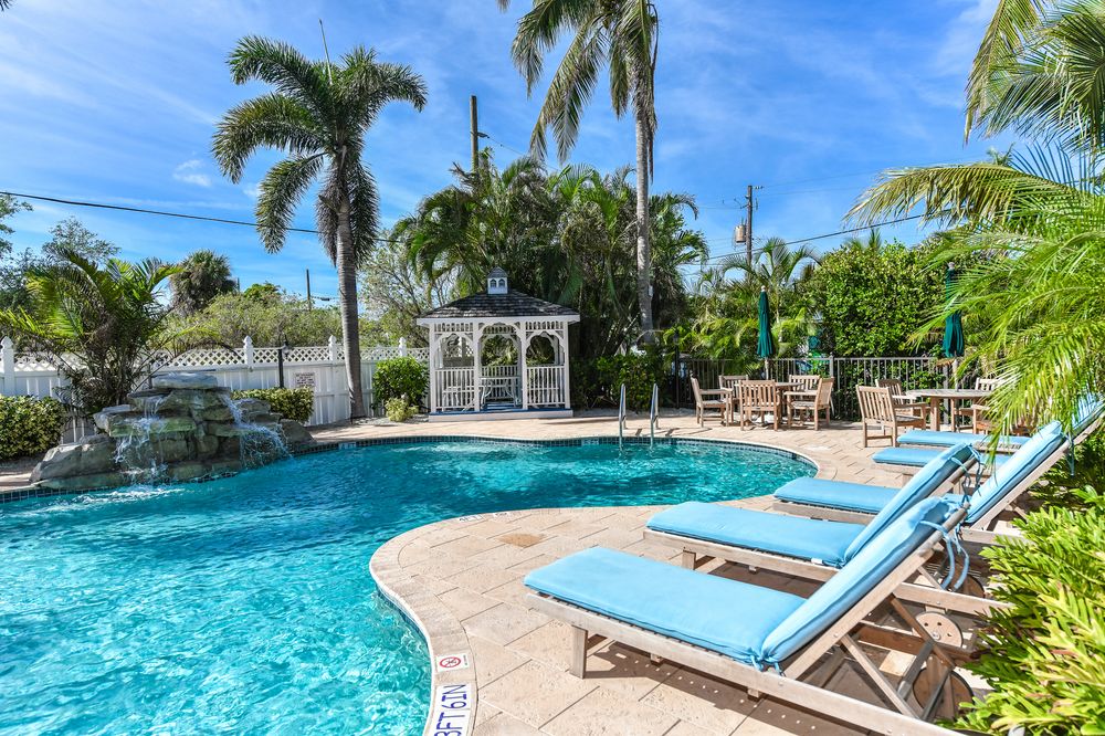 Pet Friendly Tropical Breeze Resort in Siesta Key, Florida