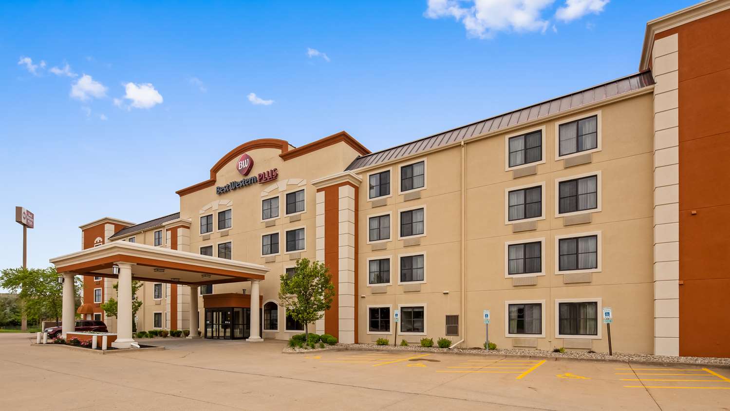 Pet Friendly Best Western Plus Peoria in East Peoria, Illinois