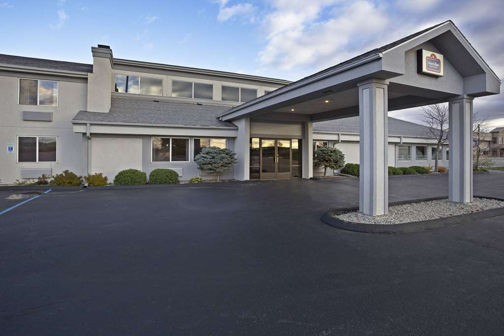 Pet Friendly AmericInn Hotel & Suites Bay City in Bay City, Michigan