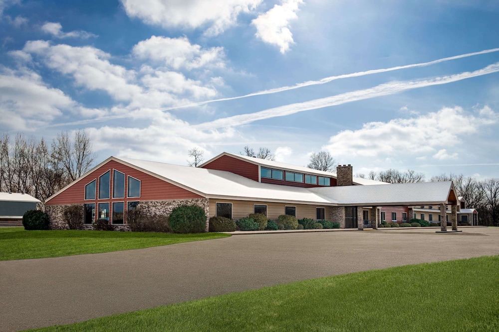 Pet Friendly Americinn Detroit Lakes in Detroit Lakes, Minnesota