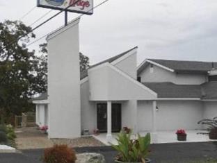Pet Friendly Hawk's Nest Lodge in Osage Beach, Missouri