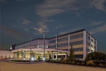 Pet Friendly DoubleTree by Hilton Hotel Pittsburgh - Cranberry in Mars, Pennsylvania