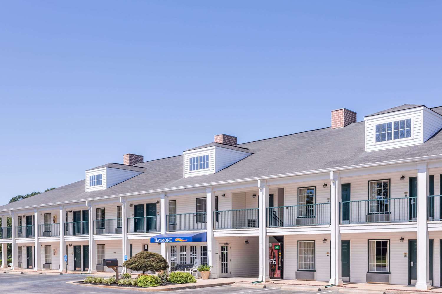 Pet Friendly Baymont Inn and Suites Duncan/Spartanburg in Duncan, South Carolina