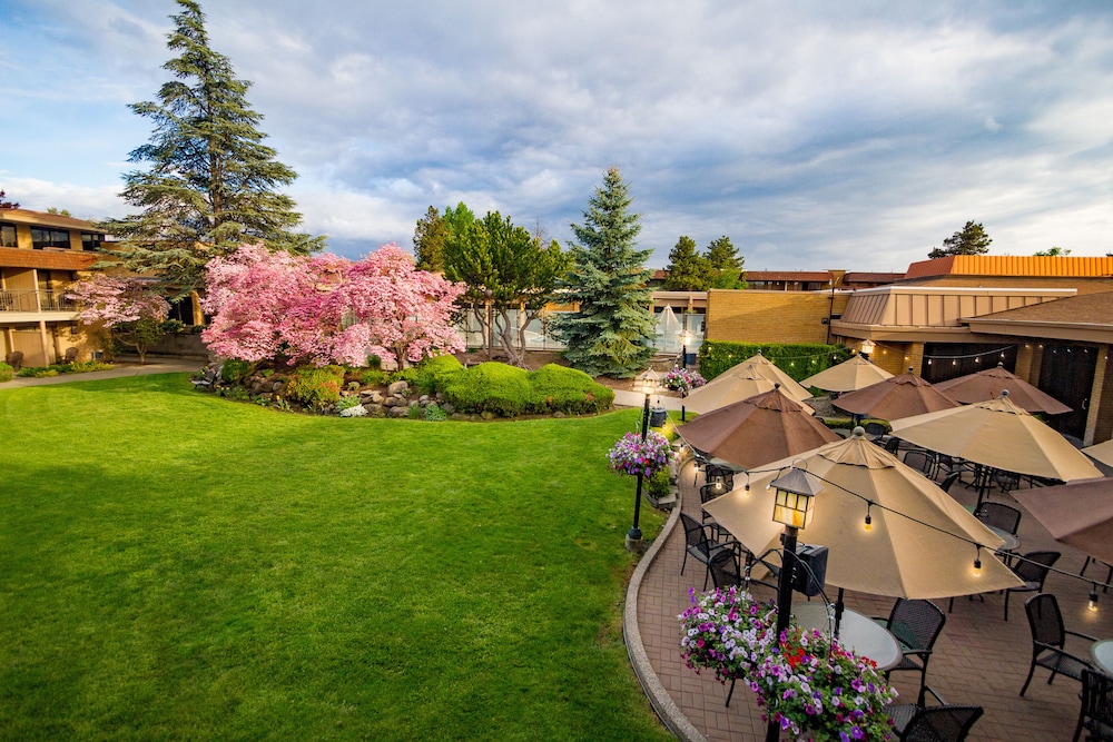 Pet Friendly Mirabeau Park Hotel & Convention Center in Spokane Valley, Washington