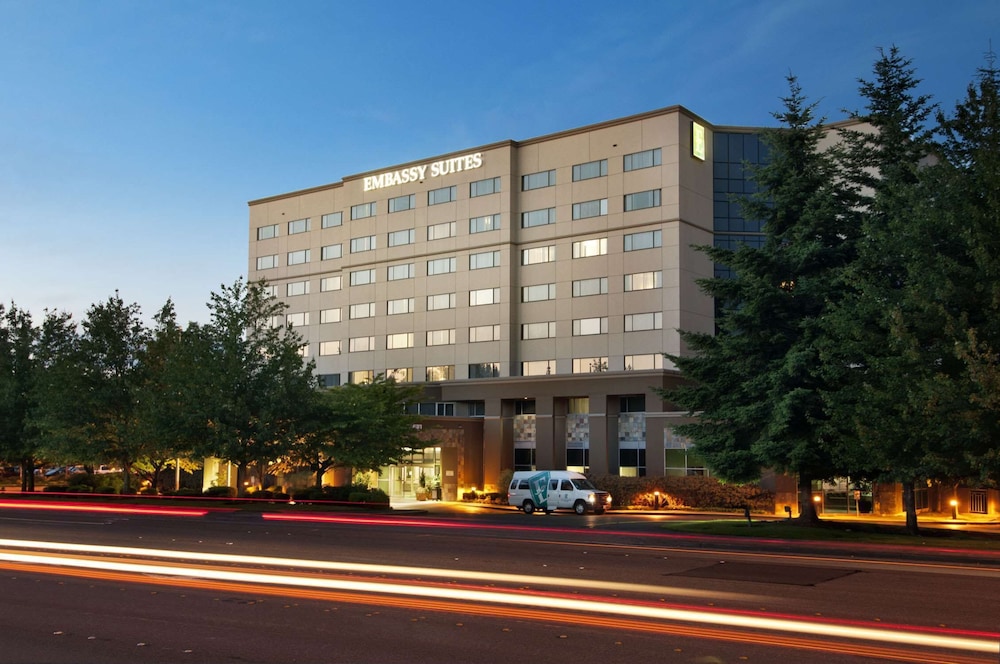 Pet Friendly Embassy Suites Hotel Seattle-Tacoma International Airport in Tukwila, Washington