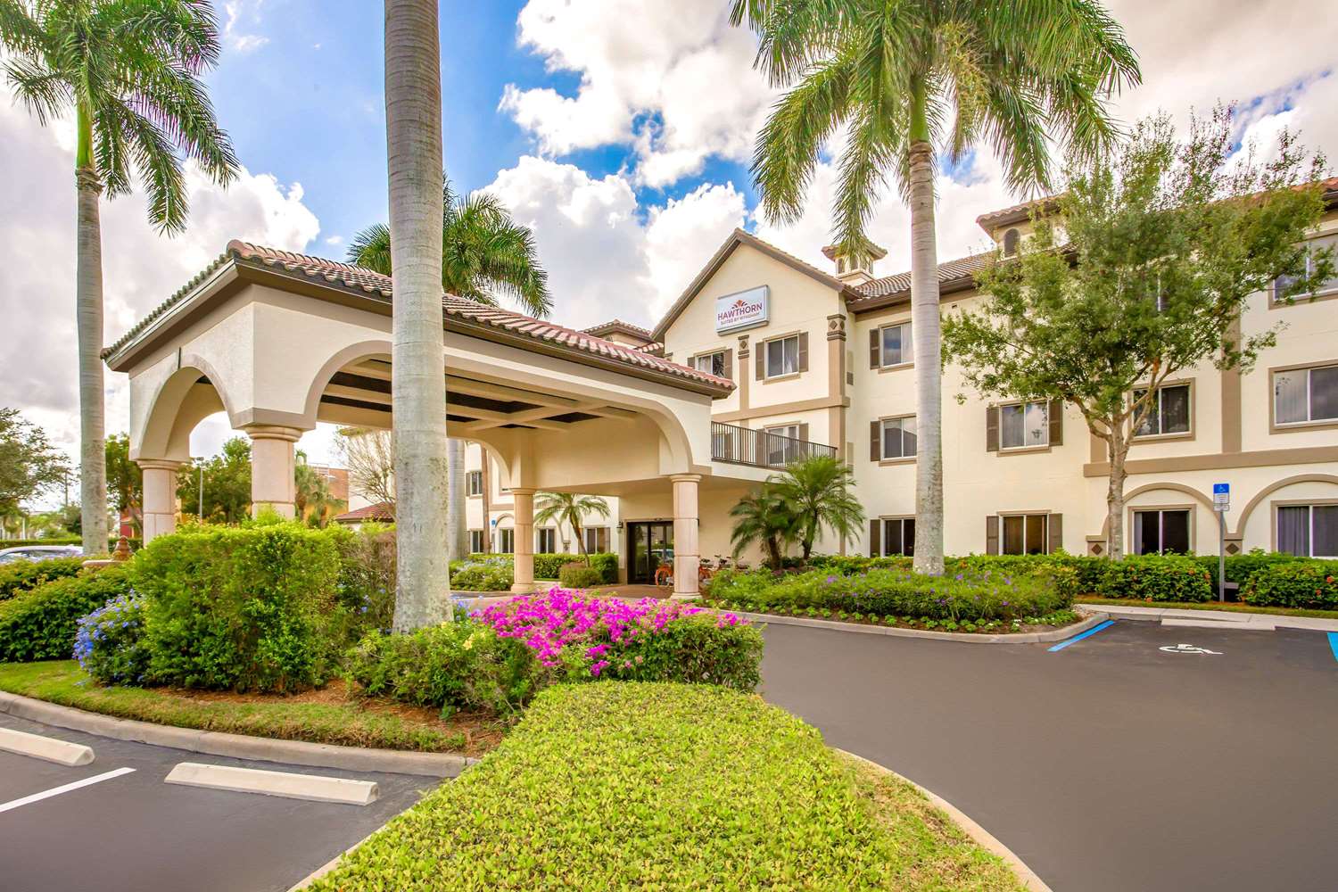 Pet Friendly Hawthorn Suites by Wyndham Naples Pine Ridge in Naples, Florida