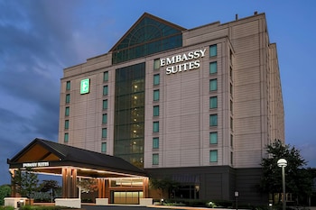 Pet Friendly Embassy Suites Chicago - Lombard - Oak Brook in Lombard, Illinois