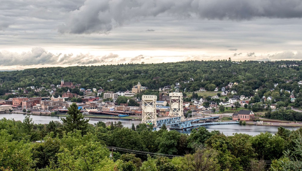 Pet Friendly Magnuson Hotel Franklin Square in Houghton, Michigan