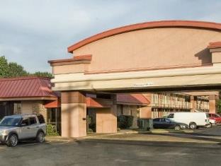 Pet Friendly Express Inn & Suites in Palestine, Texas