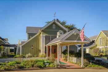 Pet Friendly Hill House Inn in Mendocino, California