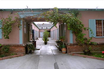 Pet Friendly Pavilions Motel in Santa Monica, California