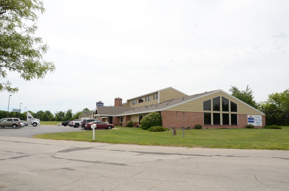 Pet Friendly AmericInn West Burlington in Burlington, Iowa