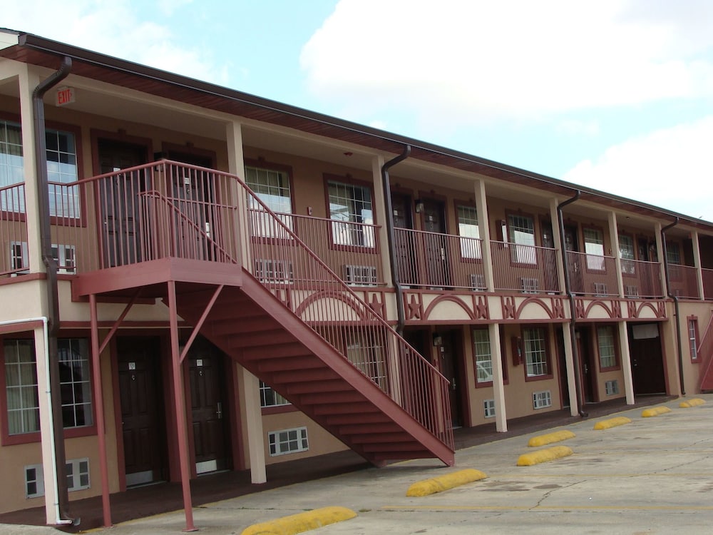 Pet Friendly Colonial Inn in Hammond, Louisiana