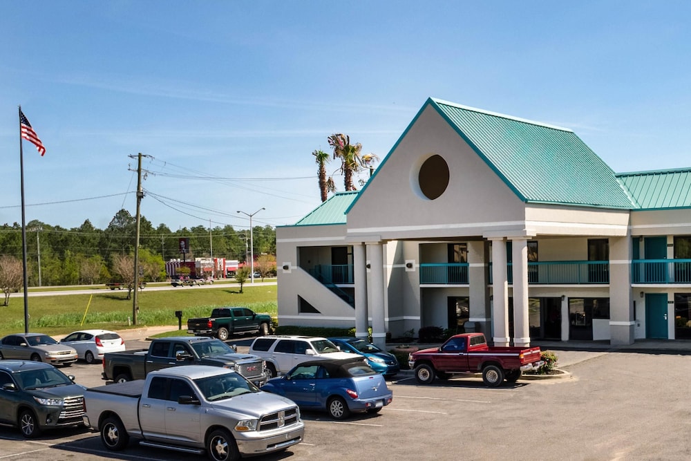 Pet Friendly Econo Lodge Moss Point - Pascagoula in Moss Point, Mississippi