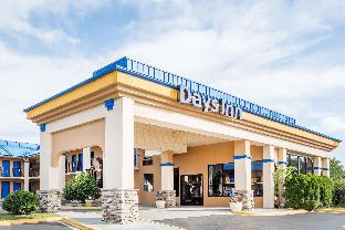 Pet Friendly Days Inn Hendersonville Nc in Hendersonville, North Carolina