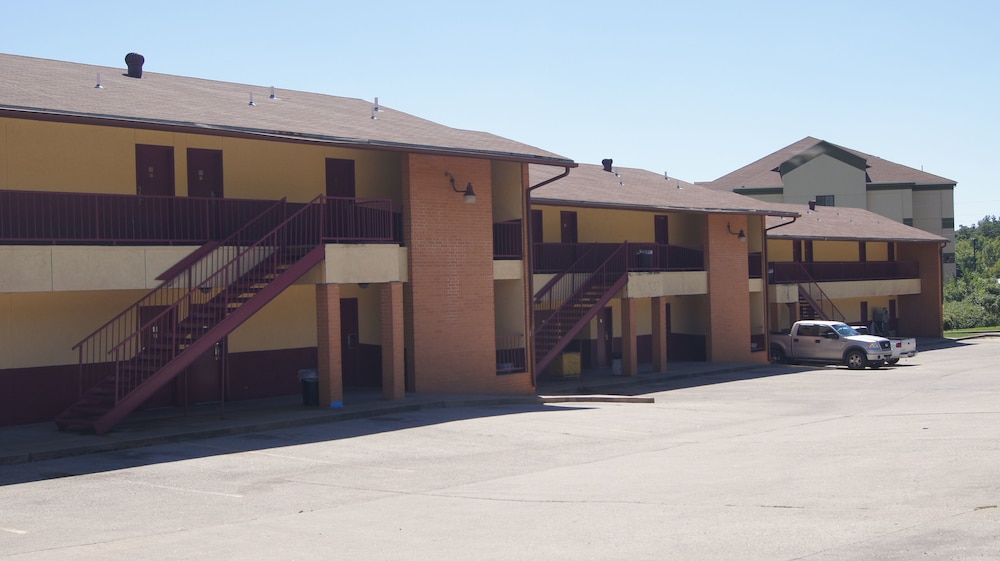 Pet Friendly Holiday Lodge & Suites in Mcalester, Oklahoma