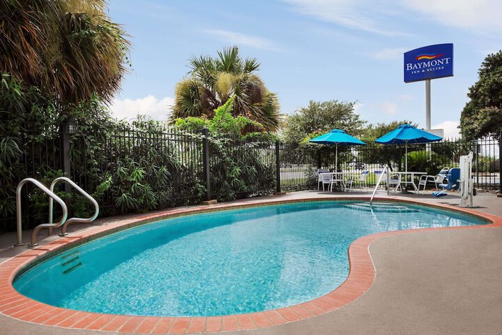 Pet Friendly Baymont Inn and Suites Clute in Clute, Texas