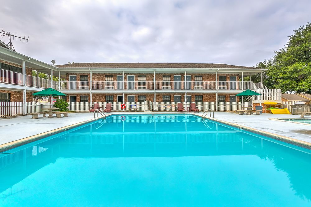 Pet Friendly Plantation Inn in Granbury, Texas